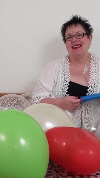 Palloncini e donnona si masturbano