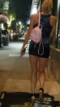 Milf in strada senza mutandine
