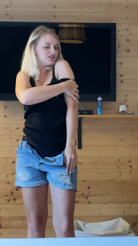 24 yaşındaki üvey anne elle muameleyi iyi biliyor!