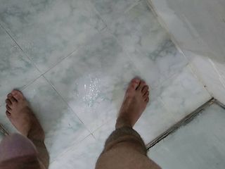 Lk dick: Kencing di kamar mandi