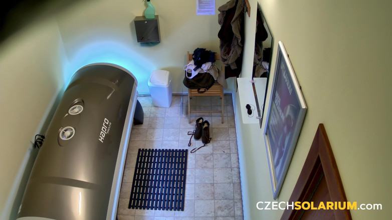Czech Solarium: Tjeckiska Solarium 14: 18+ brunett som visar upp sin tajta unga fitta