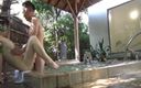 Vulture: मिश्रित स्नान कक्षों के कई वीडियो