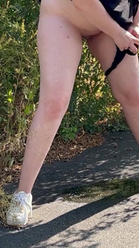 Öffentliches Pinkeln: Mitten Auf Der Straße Gepisst