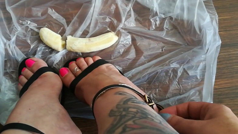 Lady Daniela -: My divine feet crush a banana