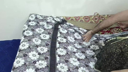 RajuIndianPorn: La più bella zia indiana succhia il cazzo e scopata...