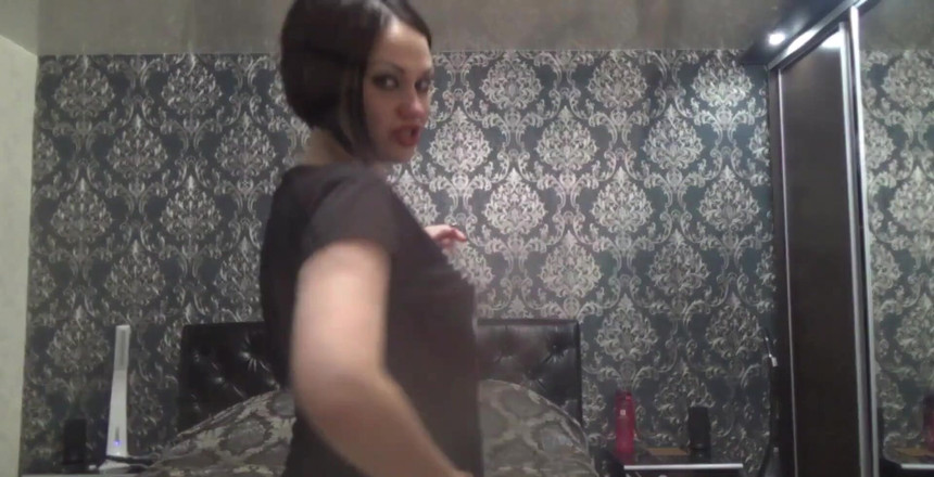 Goddess Misha Goldy: 我的二头肌将统治并驱动你的生活和行动！我的肌肉会像磁铁一样吸引你的卡和现金！