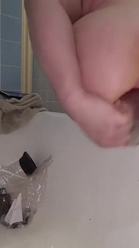 ขวดน้ำยัดรูตูด ก้นใหญ่เล่นกับขวดน้ำและของเล่น improvised มือสมัครเล่น
