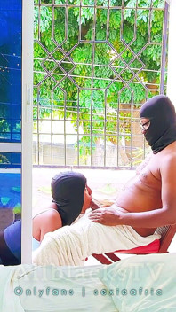 Calda e appassionata fanno sesso sul balcone quasi viene beccato
