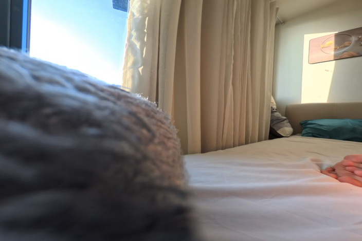 Aiko Maine: VR Cozy Bed 360 sudut pandangan pertama dari belakang