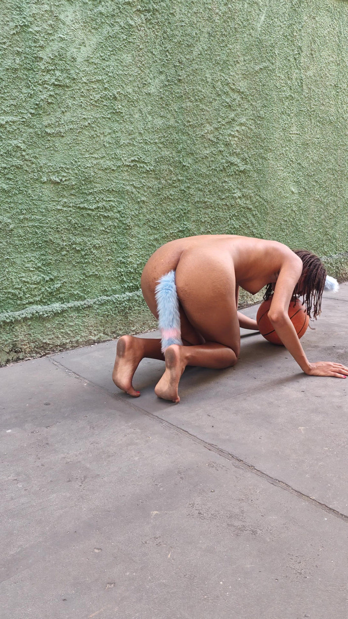 Lily Slav: 庭でペットのように従順に遊ぶ