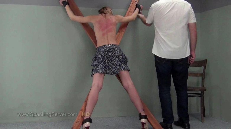 Spanking Server: Candy castigando las flagelaciones por la espalda desnuda