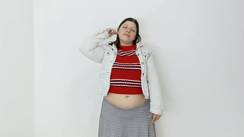 Alice H: Розчісування волосся і розтягування