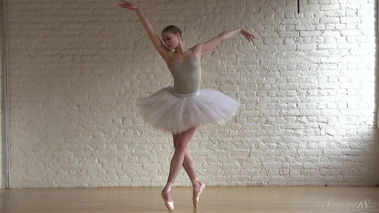 Stunning18: Nữ diễn viên ballet tập thể dục