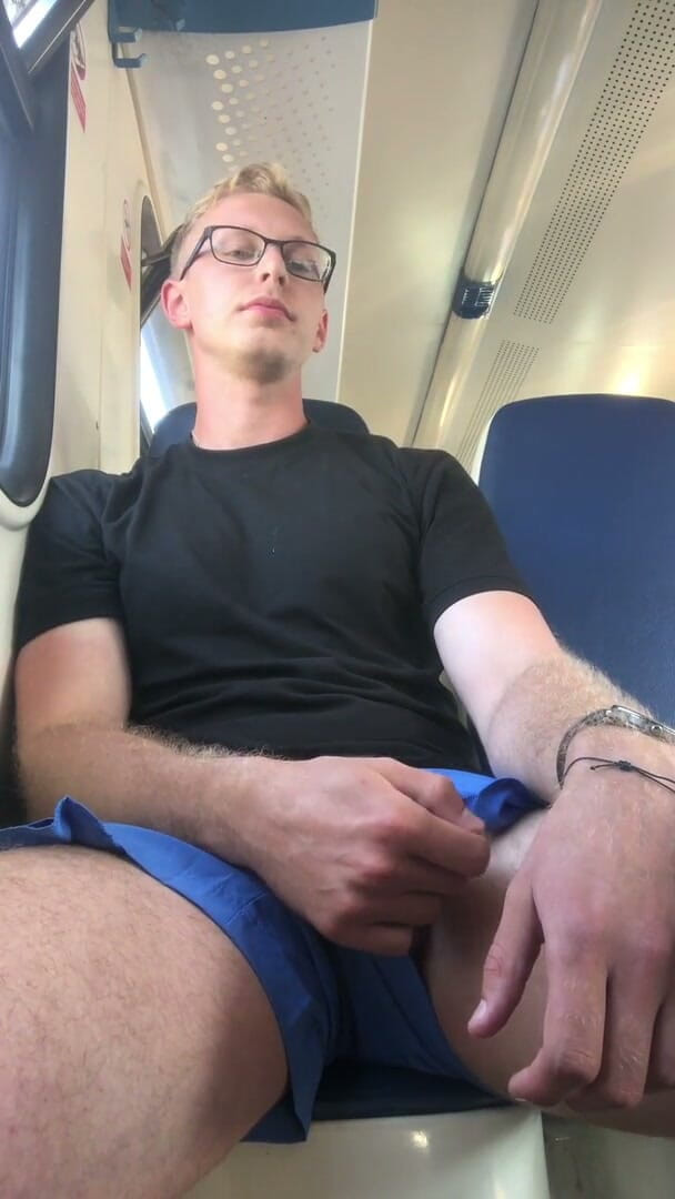Dick Boys Studio: Un Tizio Si Masturba Sul Treno Suburbano