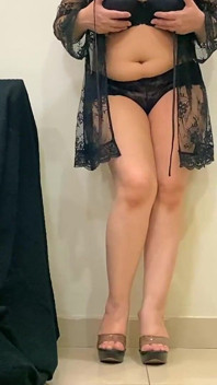 Hermosa sexy tetona milf caminando desnuda en sus tacones altos, rebotando sus grandes tetas y su perfecto gran culo