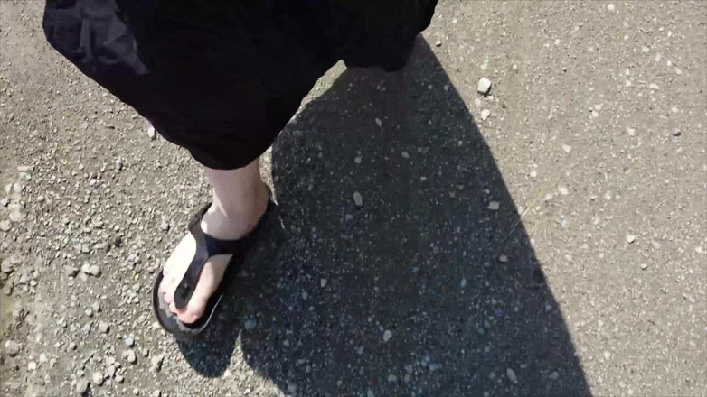Footfetish: Açık hava siyah kaftanla ve çıplak ayakla siyah Birkenstock'larda