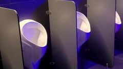 Wanker forever: Riskantní wank na veřejné toaletě