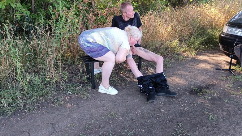 Zona901: En granne suger min kuk i en offentlig park på...