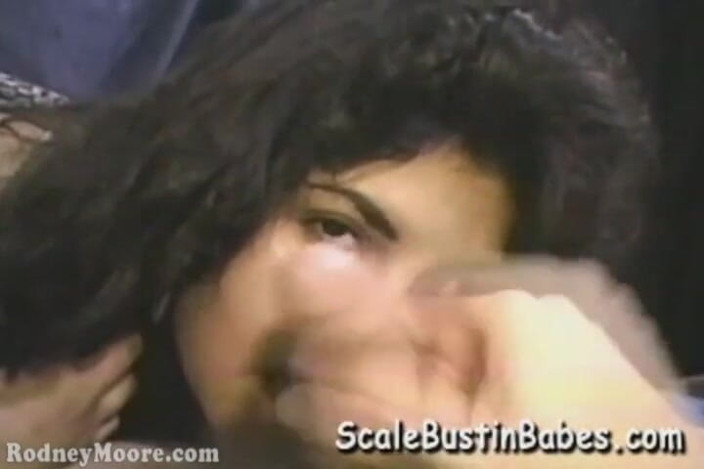 Scale Bustin Babes: ヴィンテージぽっちゃり赤ん坊モミ時間vid深い喉アマチュア