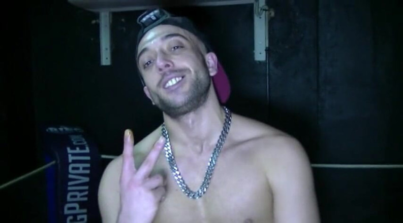 Gaybareback: XXL top fickt ohne gummi stiefvater-latino in einem boxring