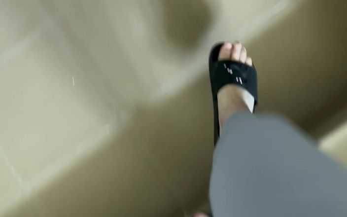 Feet: Punto de vista: el sonido de las chanclas cuando camina...
