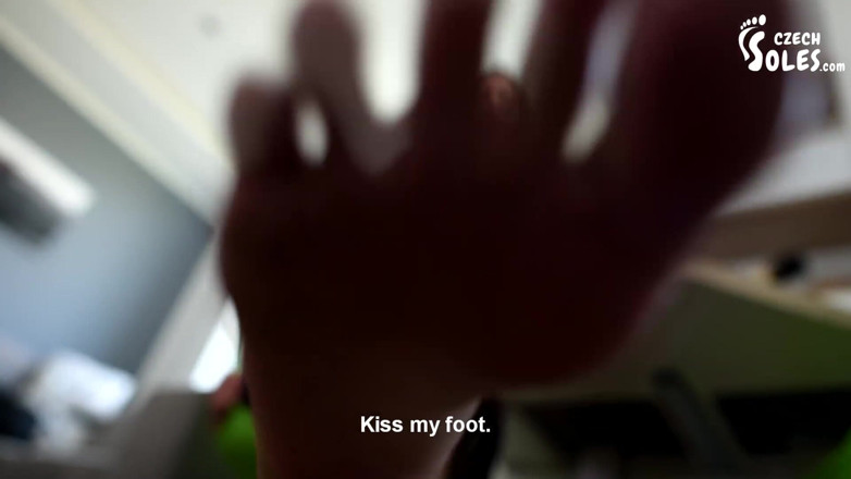 Czech Soles - foot fetish content: Jättesyster förödmjukar sin styvbror med sina stora fötter