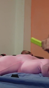 John ball geknebelt in einem anzug pink ist gekitzelt 2 in 1 Version, füße, schwanz, brustwarzen, achselhöhlen