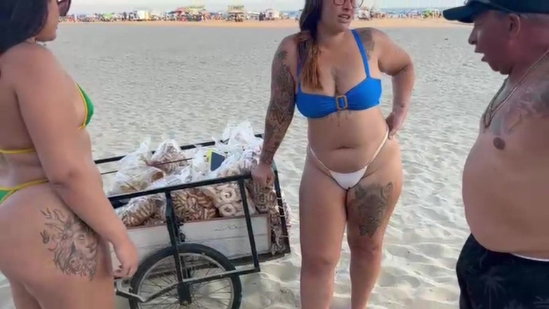 Lidi Ferrari: Il venditore di spiaggia in un pacchetto salato mangia le...
