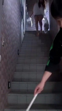 La joven esposa seductora que me encuentro todas las mañanas en el basurero.