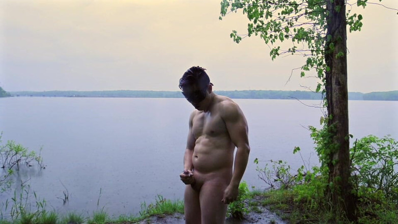 barenakedboy: Flexionando e masturbando na chuva à beira do lago