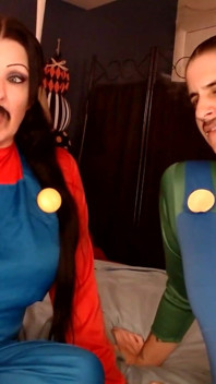 Pauză de fum cu costume de Halloween