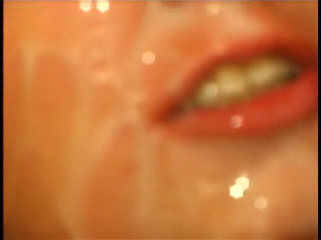 Sex Karma: Charmante pornoster krijgt een cumshot in het gezicht na het...
