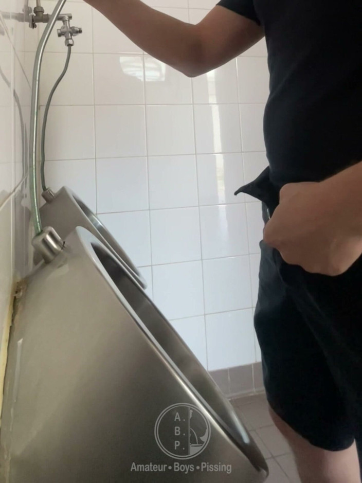 AmateurBoysPissing: Tuvalette kızıl saçlı bir adamı izliyor