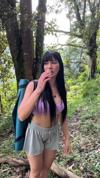 Calda mora latina si arrapa nella foresta