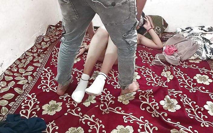Crazyxxxx: Jong 18-jarig tienermeisje met zeer nat poesje neukt voor het eerst