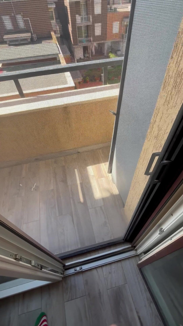 IvoFlair: Să ejaculeze de pe balcon aproape prins de vecini