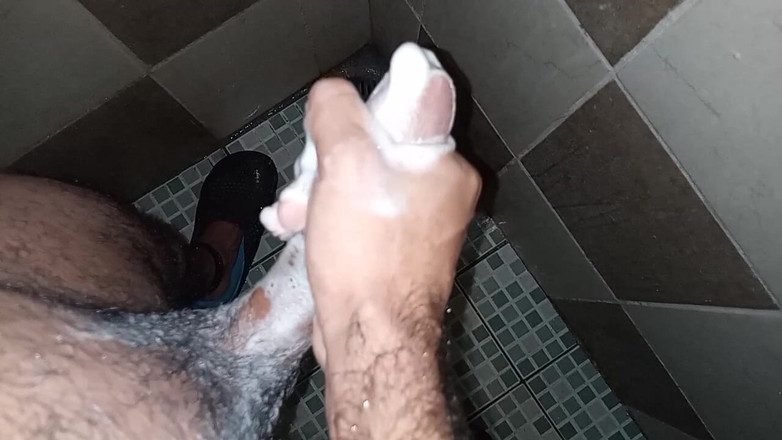 Cute boy jerks off: Lelaki gay mencukur pantatnya dan zakarnya dan kemudian melancap di...