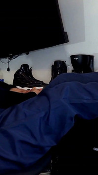 La stravagante poliziotta latina vuole il delinquente nero sborra sui suoi piedi