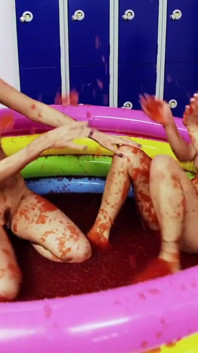 Permainan seksi dan panas dengan tubuh mereka di kolam renang