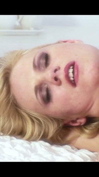 Blonde milf krijgt haar kont wijd uitgerokken