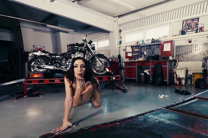 Bikes And Babes TV: 3dvr - 026 - Rachel Evans maakt strip op de fiets