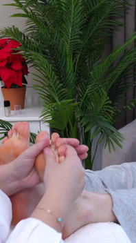 Massaggio ai piedi, succhiare le dita dei piedi, sega ai piedi, sborra sui piedi, gola profonda!