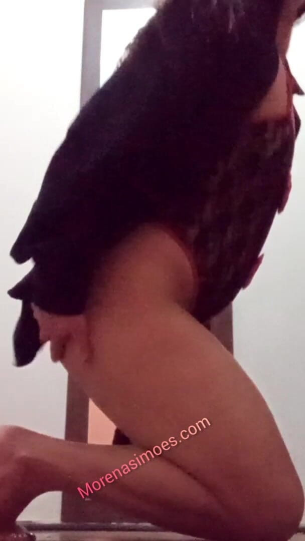 Carlos-Simoes: Bruneta s velkým zadkem v prádle.