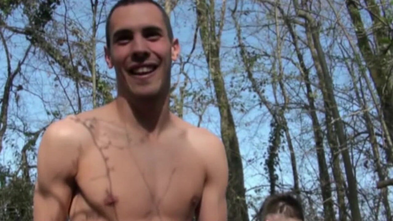 Crunch Boy: Twink zerżnięty w samochodzie przez swojego przyjaciela