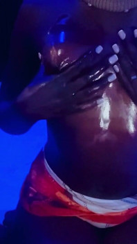 Zeiță sexy neagră africană slabă și grasă, uleioasă, cu țâțe mici, masaj cu încetinitorul