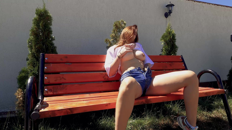 SassyTiff: ブロンドの爆弾のホットなベンチの快楽