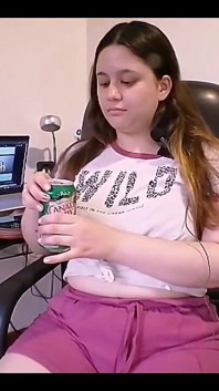 Kijk terwijl ik mijn buik blijf vullen, met wat pittige frietjes en frisdrank! Mijn buik wordt ronder, hè? Wil dat ik zit o
