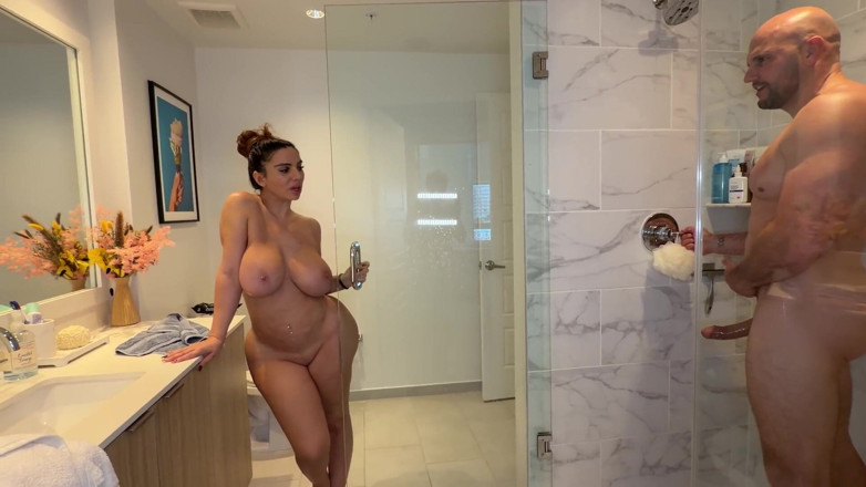 J-Mac: Curvy Italian Babe Raissa Bellini Squirts on Jmacs Big Dick...