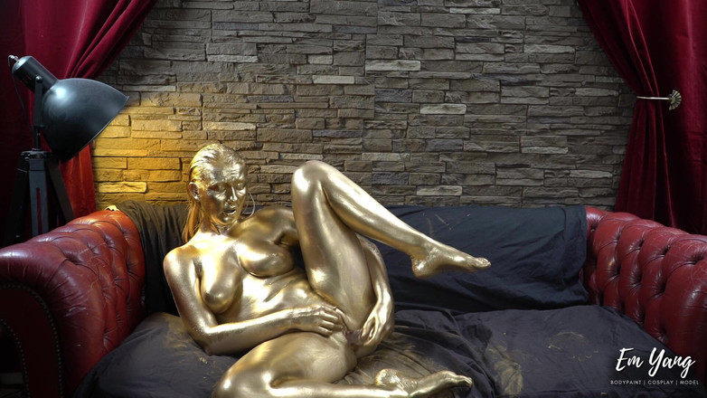 Em Yang: Разрисовываю мое позолоченное тело на все тело и использую мой стеклянный дилдо