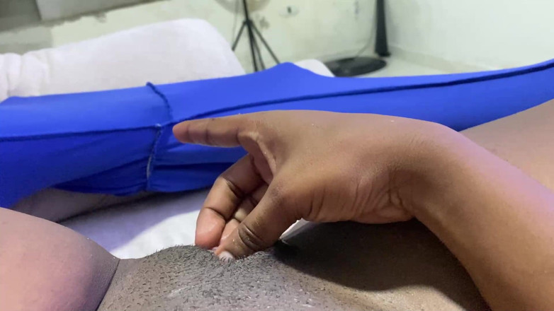 olivercastelistar: La matrigna si masturba con le sue strette mutandine